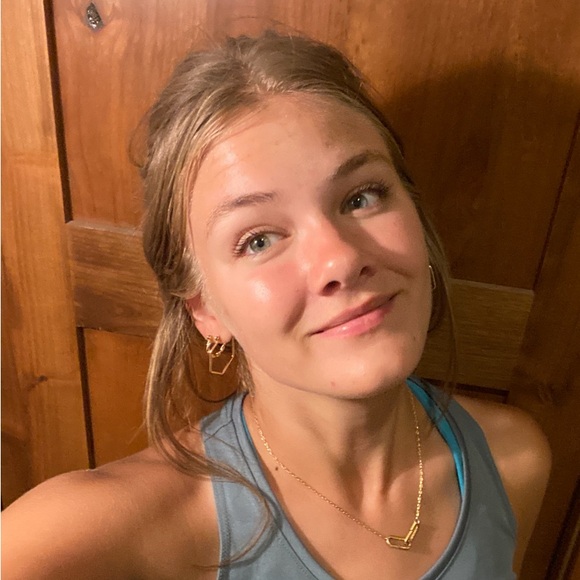 Meet your Posher, Lydia - Picture 1 of 1